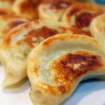 Готовим вкусные замороженные пельмени с маслом на сковородке: рецепты и хитрости