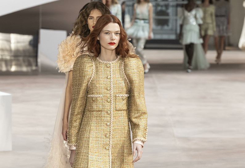 Chanel показала новую коллекцию Haute Couture в Париже.