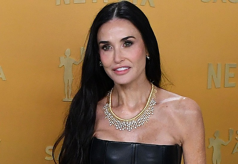 Astonishing Discovery: Demi Moore’s Personal Diary Found in a Trash Can 
В мусорном контейнере найден дневник Деми Мур.