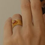 Бренд Strelnik представил украшения с янтарем.