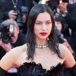 Ирина Шейк в роскошном платьях с перьями на Каннском кинофестивале.