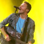 Солист Coldplay исполнил песню для российского фаната на концерте в Сеуле.