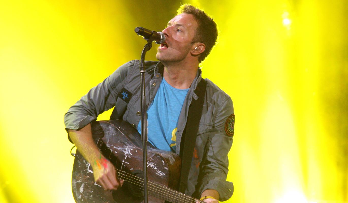 Солист Coldplay исполнил песню для российского фаната на концерте в Сеуле.