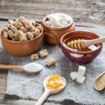 Мясников рассказал о продукте, замещающем сахар для сохранения упругости кожи.