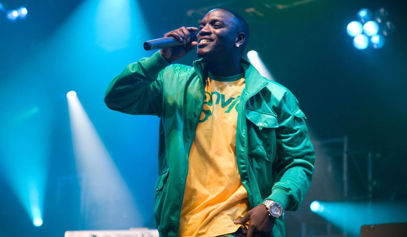 Рэпер Akon пожелал посетить баню по-черному в Сочи.