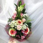Собрать букет из живых цветов.