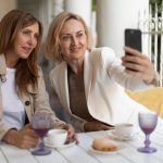 Несмотря на разницу в возрасте и взглядах, эти друзья находят общий язык – вот как