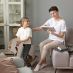 Как психолог объясняет зависимость от матери: причины и последствия