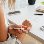 Как долго сохраняется боль в руке после вакцинации от COVID-19?