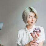 Секреты стильных причесок из сериала «Эйфория»: как повторить образы любимых героинь.