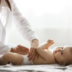Как надевать подгузник мальчику: пошаговое руководство