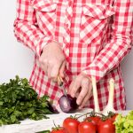 Врач рекомендует: как нарезать лук без слез с помощью простого трюка