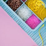 Создание браслета из бисера на резинке: подробный мастер-класс