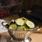 Огурцы маринуют в ящике: секрет хрустящих домашних солений