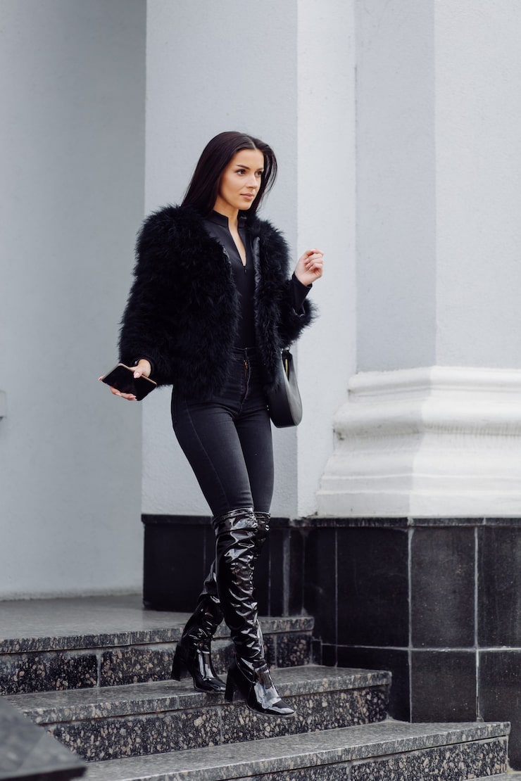 Пальто с широкими плечами от Saint Laurent и Miu Miu: модный тренд и советы стилистов.