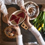 Муж оценит: рецепт пирога с лососем и жареными травами