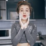 Как справиться с сухостью кожи зимой: советы дерматолога