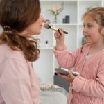 Стоит ли делать дочери макияж?