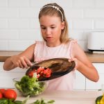 Мария Кравцова рассказала, каких 5 продуктов стоит исключить из детского питания
