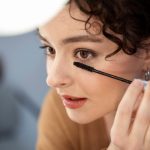 Как самостоятельно удалить гелевое покрытие и ресницы в домашних условиях