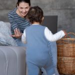 Изобретения для родителей: насколько полезны наколенники для ползания и держатели для бутылок?