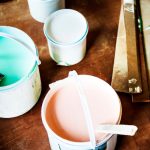 8 способов использовать остатки краски и оживить интерьер, включая покраску откосов