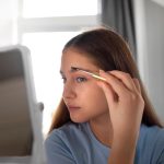 Как добиться эффекта «влажных» бровей: советы визажиста