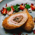 Как приготовить киевские котлеты из куриной грудки с начинкой из масла и зелени