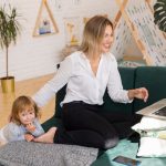 Как занять ребенка во время работы мамы: 50 проверенных способов
