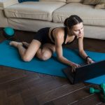 8 упражнений для поддержания формы во время работы из дома