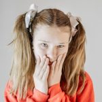 Когда дети тянут предметы в рот: причины, риски и способы решения.