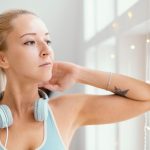 Как убрать «вдовий горбик»: 4 эффективных упражнения