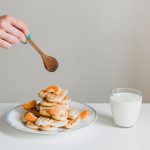 Простые кефирные подушечки, приготовленные на сковороде, исчезают в мгновение ока