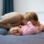 Сколько времени должны спать младенцы: режим сна до года