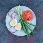 Помидоры по-корейски с чесноком и соусом: необычный салат превратился в закуску