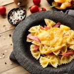 Приготовьте оригинальную пасту с тыквой, беконом и козьим сыром для ваших гостей