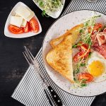 Быстрый завтрак: омлет с овощами и сыром