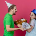 Как выбрать идеальный подарок на 23 февраля: советы от Саши Стоуна