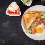 Как приготовить вафельный сэндвич с беконом, салатом и помидором