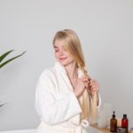 Как правильно ухаживать за волосами летом: частота мытья и полезные маски.