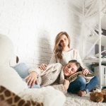 Мама Тимати поделилась фотографиями внучки Эммы, уютно устроившейся с вязаным пледом и игрушками.
