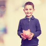Следует ли мотивировать ребенка деньгами за успехи в учебе?