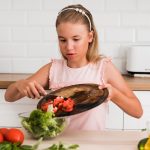 Мясников рассказал, какие продукты могут негативно влиять на работу мозга у школьников