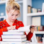 Студентка закончила экзамен, испытывая схватки