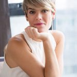 Почему стрижка пикси — отличная идея для женщин старше 50 лет весной