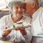 Секрет долгой и счастливой жизни: 100-летний мужчина и его 103-летняя жена признались в любви к шоколаду