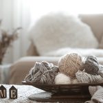 Мягкая подушка, связанная крючком из толстой пряжи