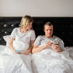 По мнению терапевта Абакумова, совместный сон под одним одеялом с мужем может быть не всегда полезен.