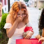 Девушка пригласила бывшую подругу, с которой не виделась десять лет, чтобы та сделала свадебный макияж в подарок.