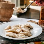 Как приготовить замороженные пельмени на сливочном масле: пошаговая инструкция